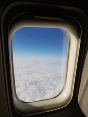 아침에 비행기 창문으로 보이는 모습