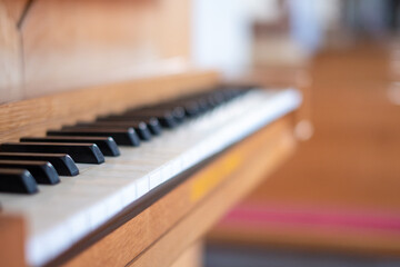 Tastatur einer kleinen Kirchenorgel