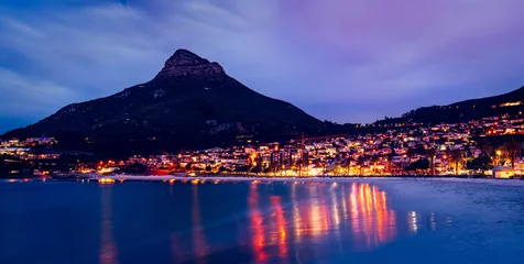 Photo sur Plexiglas Plage de Camps Bay, Le Cap, Afrique du Sud View of Lions Head from Camps' Bay Cape Town with lights reflecting in the water