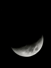 Obraz na płótnie Canvas luna creciente o menguante en el cielo