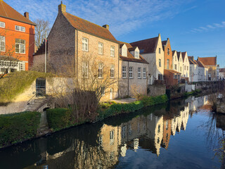 Fototapeta premium Beautiful canal and traditional houses in the old town of Bruges -Brugge-, Belgium