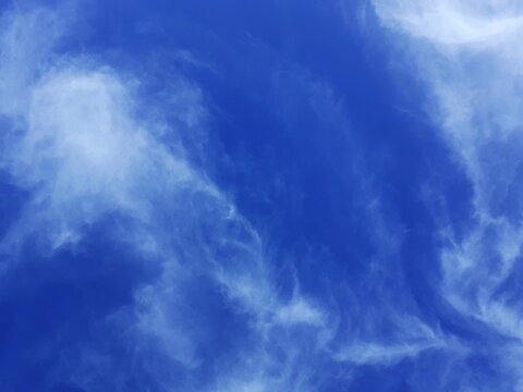 Un cielo azzurro con qualche nuvoletta bianca.