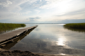 Jezioro Miedwie Polska Zachodniopomorskie Pomost molo nad jeziorem w letni dzień
