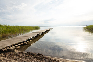 Obraz premium Jezioro Miedwie Polska Zachodniopomorskie Pomost molo nad jeziorem w letni dzień 