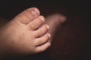 the feet of a baby boy with a complete number of toes