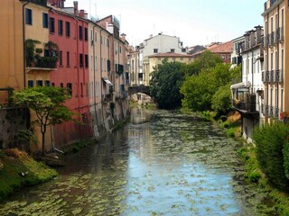 Un fiume scorre tra le case, a Padova.