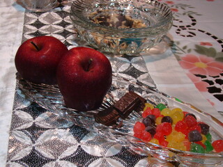 Manzanas y dulces en mesa de servicio casera