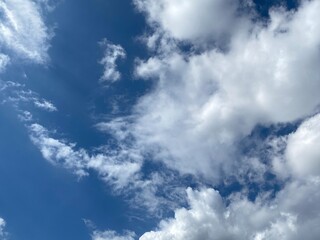 夏の青空と白い雲。東京。