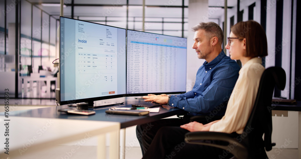 Aufkleber Analyst Working With Spreadsheet Business Data