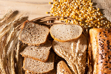 The shop counter is decorated with various types of wheat and rye bread and ears of ripe rye and wheat. Thin slices of bread.