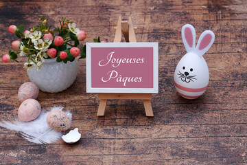 Carte de Pâques Joyeuses Pâques. Un bouquet de fleurs avec des œufs de Pâques et des vœux de...