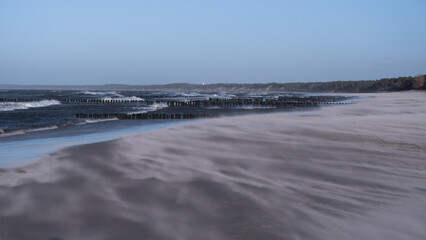 Burza piaskowa na plaży