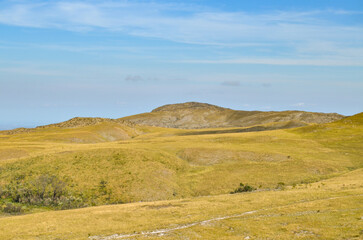 Fototapeta premium Sunlight at dusk in the mountains of the Serra do Cipó region in Minas Gerais, Brazil