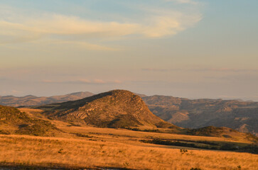 Obraz premium Sunlight at dusk in the mountains of the Serra do Cipó region in Minas Gerais, Brazil