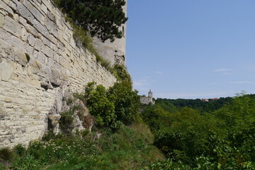 Mauer der Burg Saaleck an der Saale bei Bad Kösen mit der Rudelsburg im Hintergrund