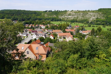 Fototapeta na wymiar Blick von der Burg Saaleck auf den Ort Saaleck mit Felsen