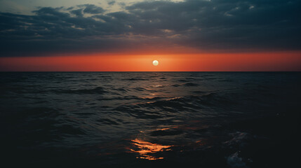 Fototapeta premium Paysage d'un horizon, vue de loin de l'océan, de la mer. Ciel avec coucher de soleil, lune. Reflet sur l'eau. Plage, nature, été. Pour conception et création graphique.