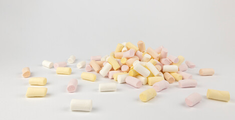 Fototapeta na wymiar Marshmallows. Scattered marshmallows on a white table.