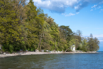 Schmugglerbucht Strand fotografiert an einem sonnigen Frühlingstag. Konstanz, Bodensee,...