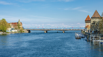 Fahrzeuge und Fahrradfahrer überqueren die Rheinbrücke an einem sonnigen Frühlingstag mit dem...