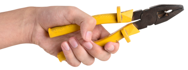 Mão segurando um alicate universal usado, feito de aço e plástico