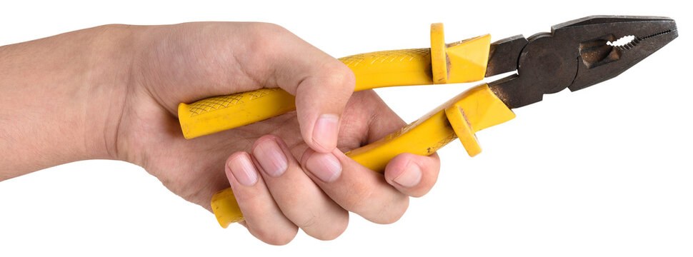 M&atilde;o segurando um alicate universal usado, feito de a&ccedil;o e pl&aacute;stico