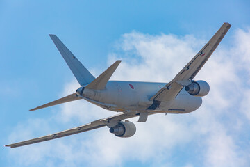 着陸する空中給油機