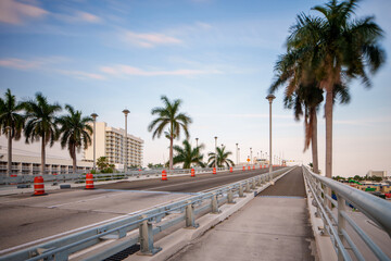 Fototapeta na wymiar Pedestrian walkway on the 17th street causeway to Fort Lauderdal
