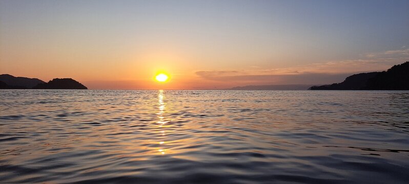 Um lindo p&ocirc;r-do-sol no mar de S&atilde;o Sebasti&atilde;o, estado de S&atilde;o Paulo, Brasil.