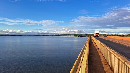 Uma linda paisagem vista de cima da ponte