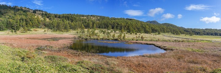 Fototapeta na wymiar 青空バックに見る静寂に包まれた秋の鏡池のパノラマ情景