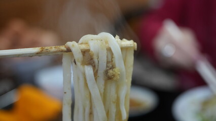 麺を箸でつかむ