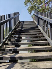 climbing the stairs of a city bridge, subiendo las escaleras de un puente de la ciudad