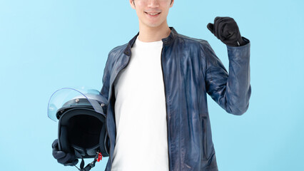ヘルメットを持ってガッツポーズをする男性