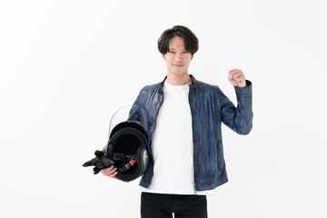 ヘルメットを持ってガッツポーズをする男性