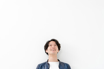 上を見上げる男性