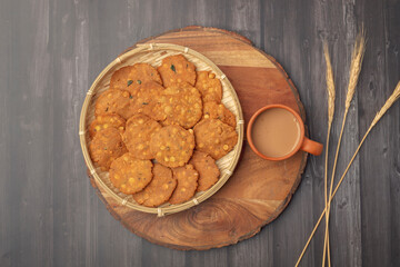 Thattai or Nippattu or Chekkalu is a south Indian deep fried snack made with rice flour and daily common tea time snack.  Thattai is a south Indian fried snack, Spicy and Crispy with karak chai
