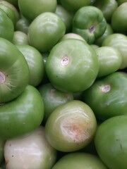 tomates verdes en el supermercado, green tomatoes in the supermarket