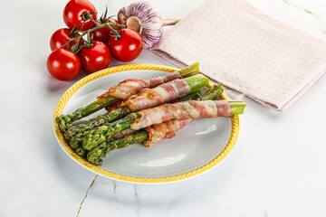 Grilled asparagus with bacon