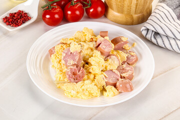 Healthly breakfast with scamble and sausages