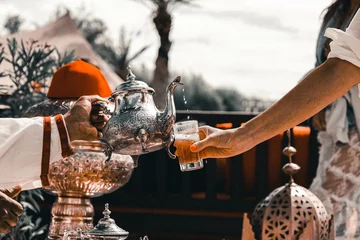 Zelfklevend Fotobehang Traditional Moroccan mint tea served in a restaurant in Marrakesh © Cavan