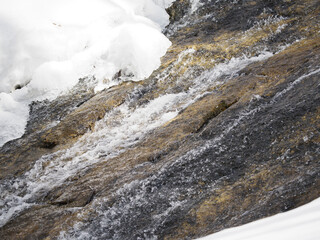 雪解けと渓流