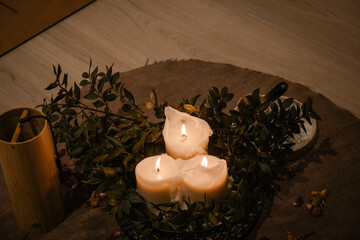 Entspannende Atmosphäre: Kerzen, Klangspiel und Dekoration für eine herzliche und gemütliche...