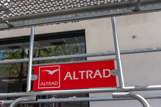 le logo de la soci&eacute;t&eacute; de construction Altrad sur un echafaudage 