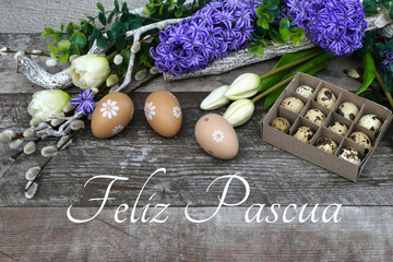 Tarjeta de Pascua Felices Pascuas. Un ramo de flores con huevos de Pascua y saludos de Pascua sobre...