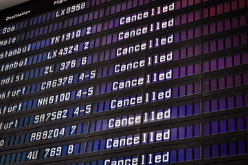 Flughafendisplay: Flüge annulliert