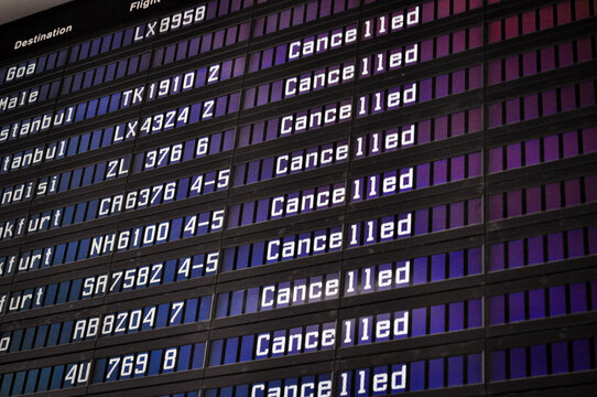 Flughafendisplay: Fl&uuml;ge annulliert