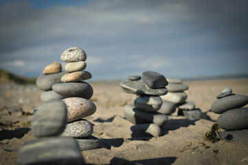 Steinpyramiden am Strand