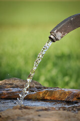 Quellendes Wasser: Nahaufnahme eines Brunnens