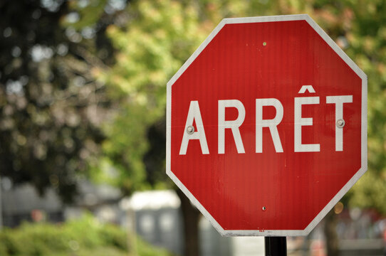 Arr&ecirc;t: Stop-Stra&szlig;enschild